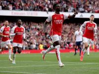 包含阿贾克斯赛前列队欢迎泰山，尊重对手尽显风度！的词条