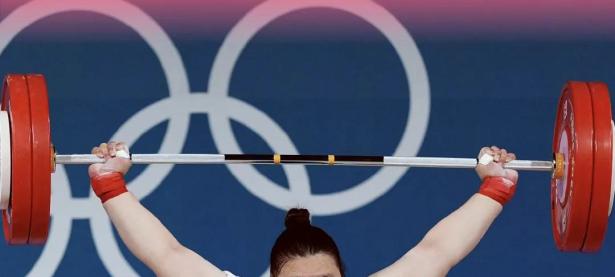 中国举重队夺得多枚奖牌，震惊全场