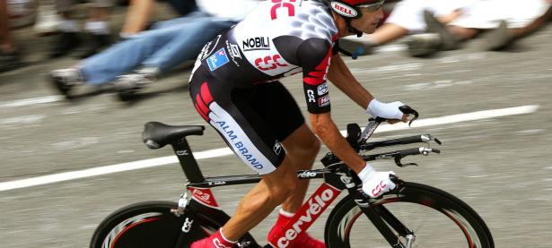 欧文赛后谦逊发言登热搜，武汉三镇险胜曼联引发热议